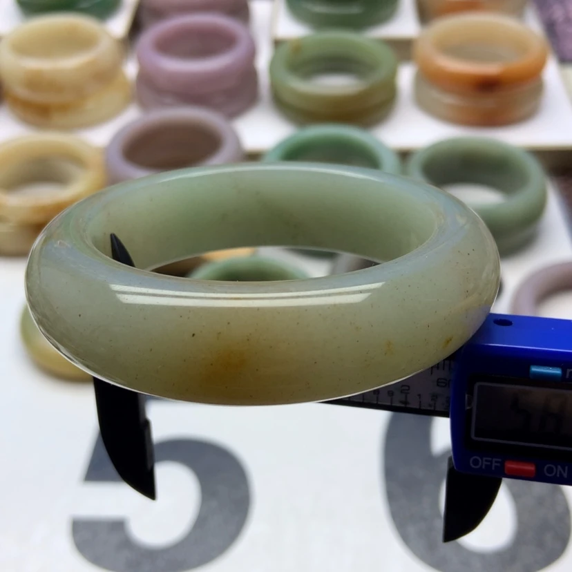 【闪购商品】未镶嵌手镯石英岩玉