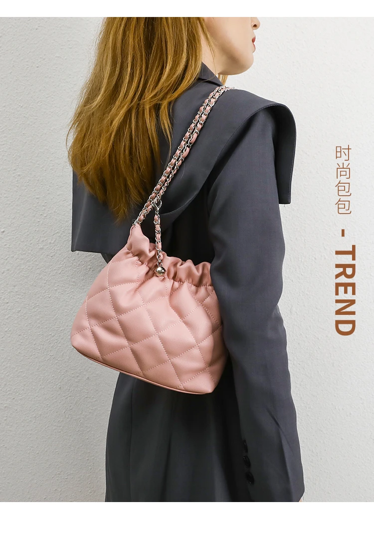 今年流行时尚女士链条水桶包包女2025新款潮大容量时尚单肩包