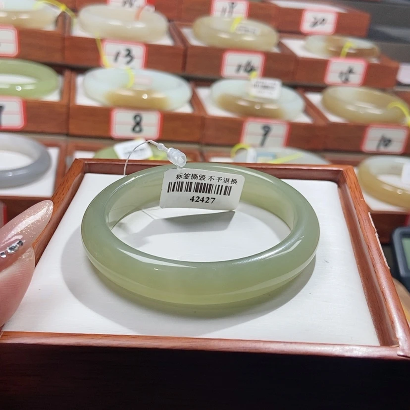 【闪购商品】和田玉手镯未镶嵌D**?