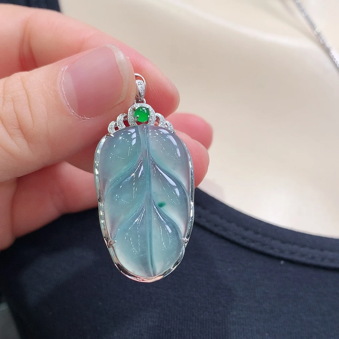 翡翠18K金镶嵌颈饰叶子