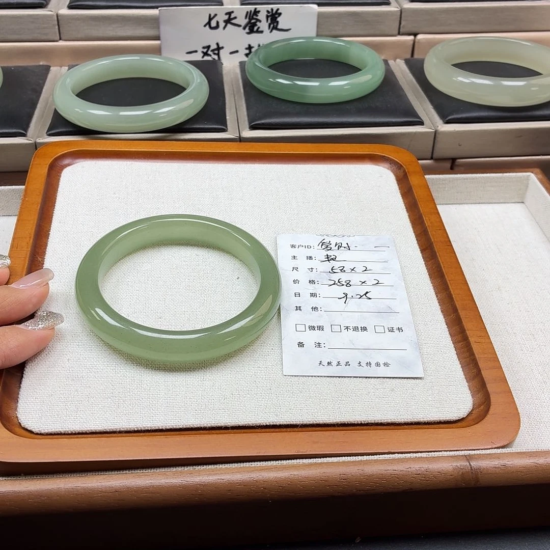 爱****石英质玉未镶嵌手镯