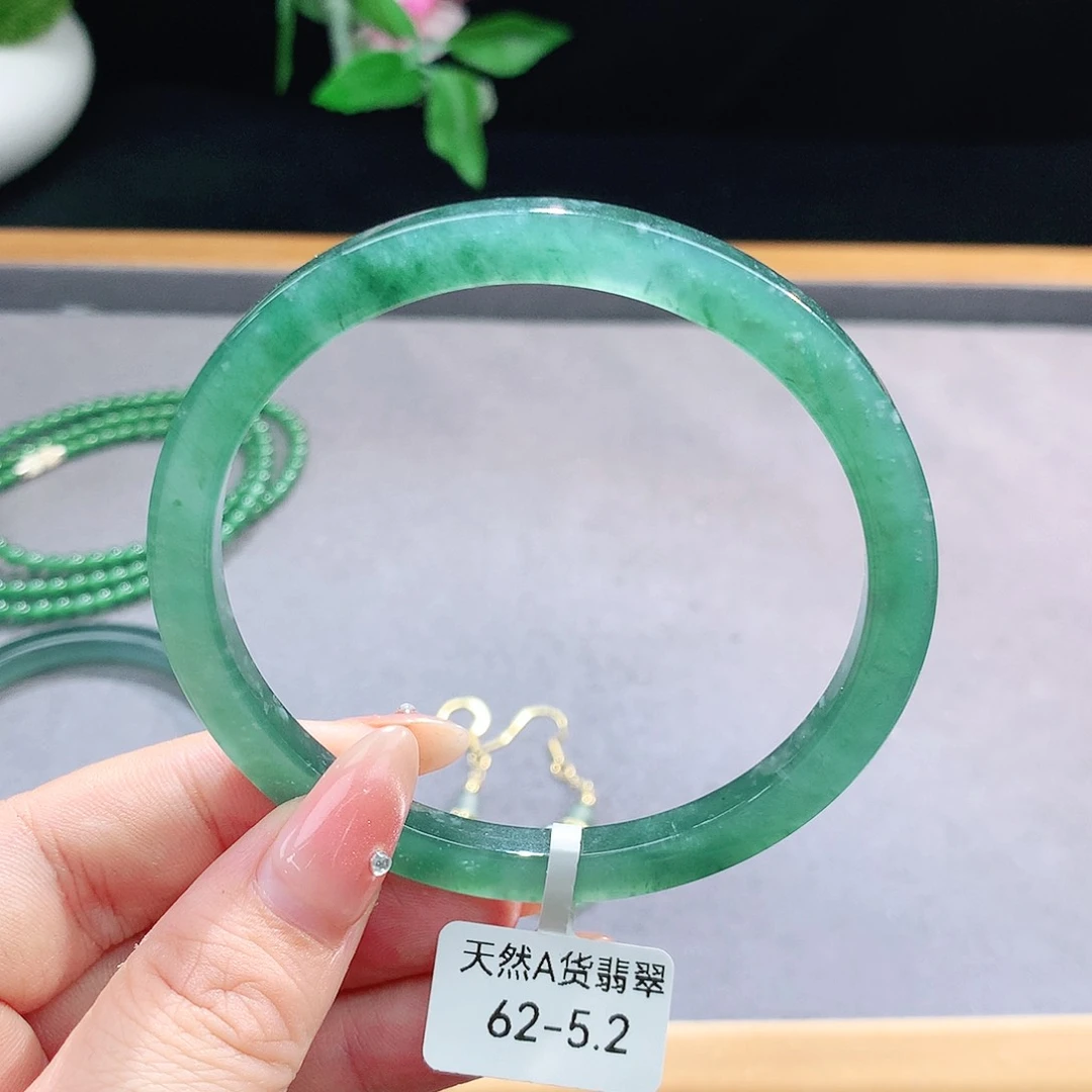 未镶嵌手镯（圆镯）翡翠