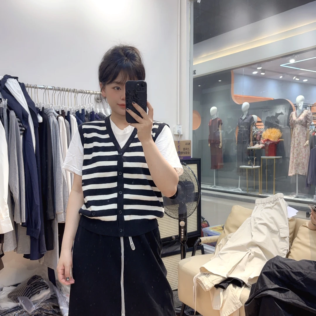 韩系刺绣卡通单排扣无袖衬衫女夏季新款减龄洋气百搭上衣