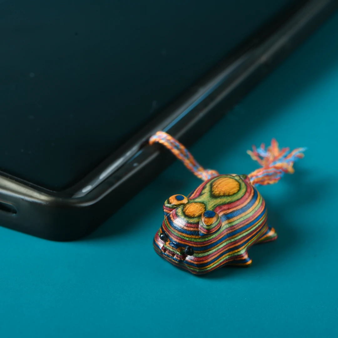 彩虹木精雕小趴猪挂饰手机挂件