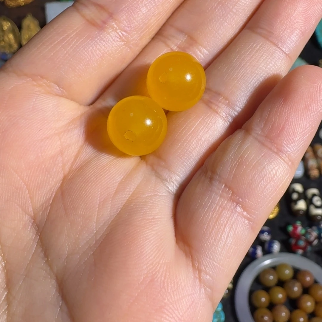 翡翠未镶嵌颈饰佩戴