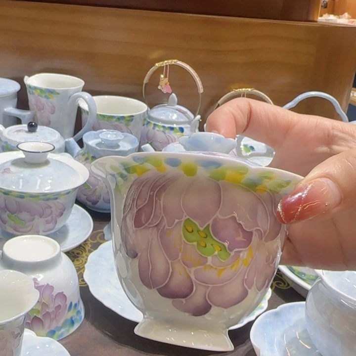 茶杯里的水是真的多的