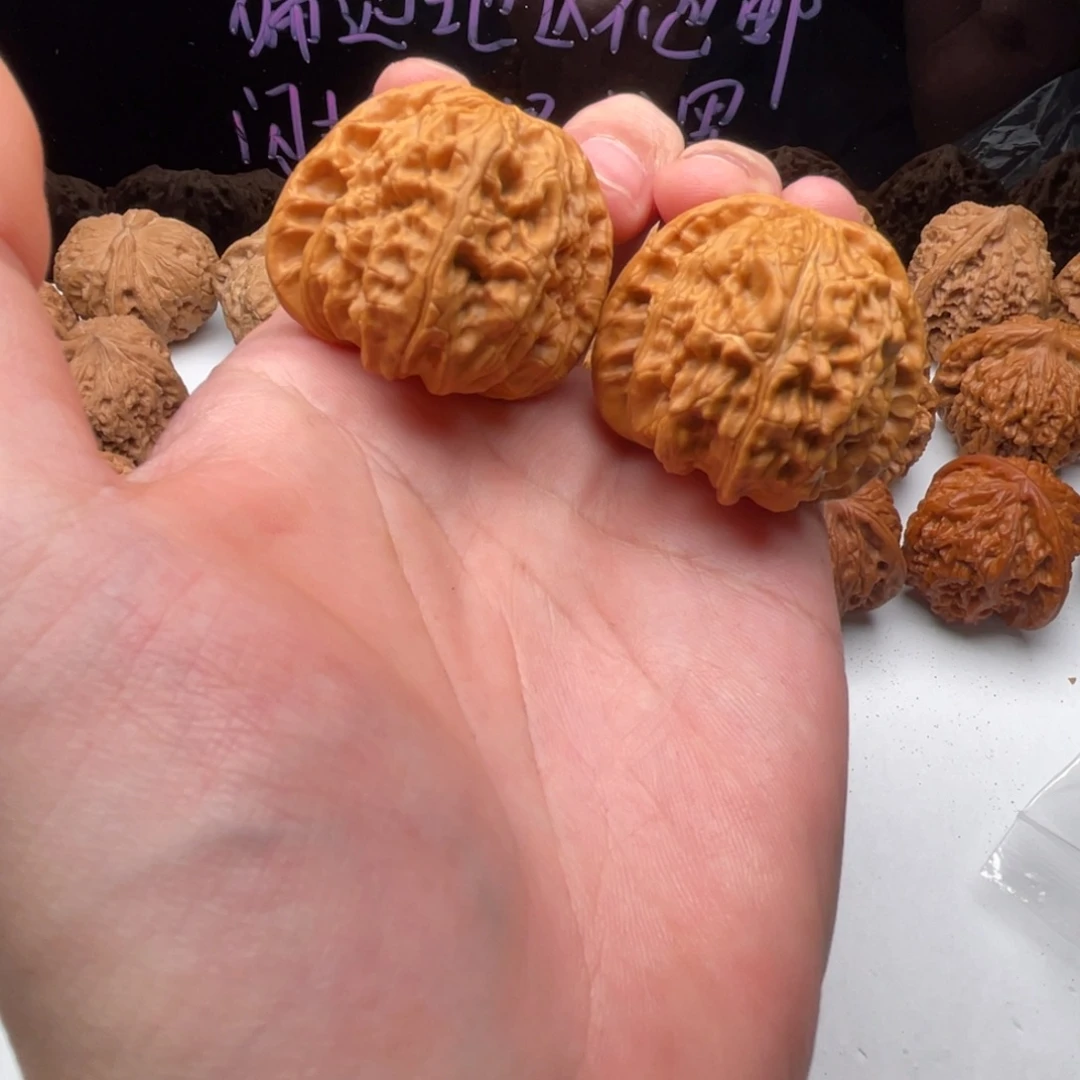 把件核桃40大肚球白狮子