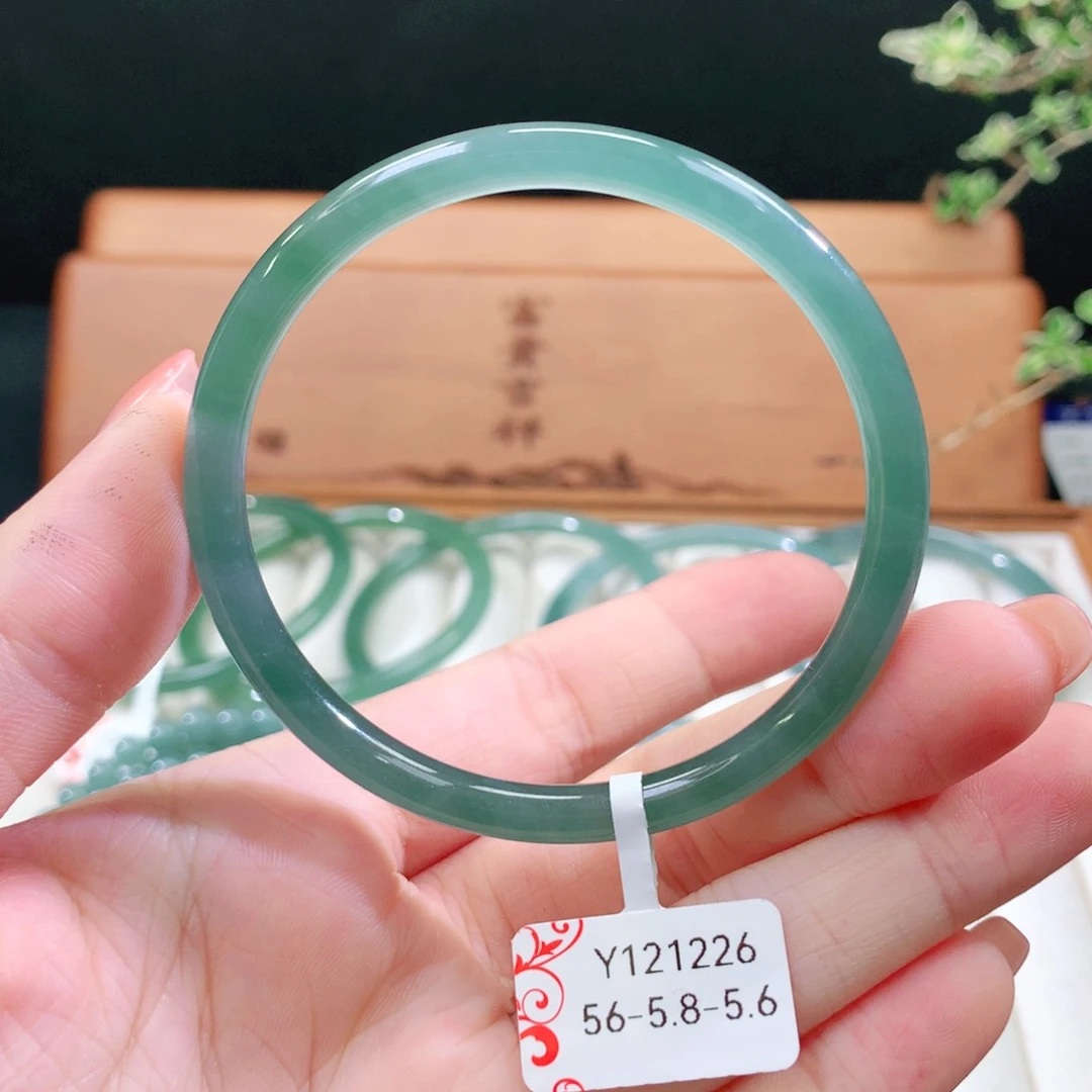 翡翠手镯未镶嵌天然