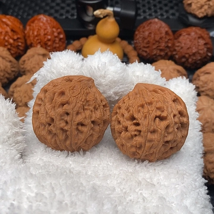 文玩核桃把件水龙纹异形鹰嘴