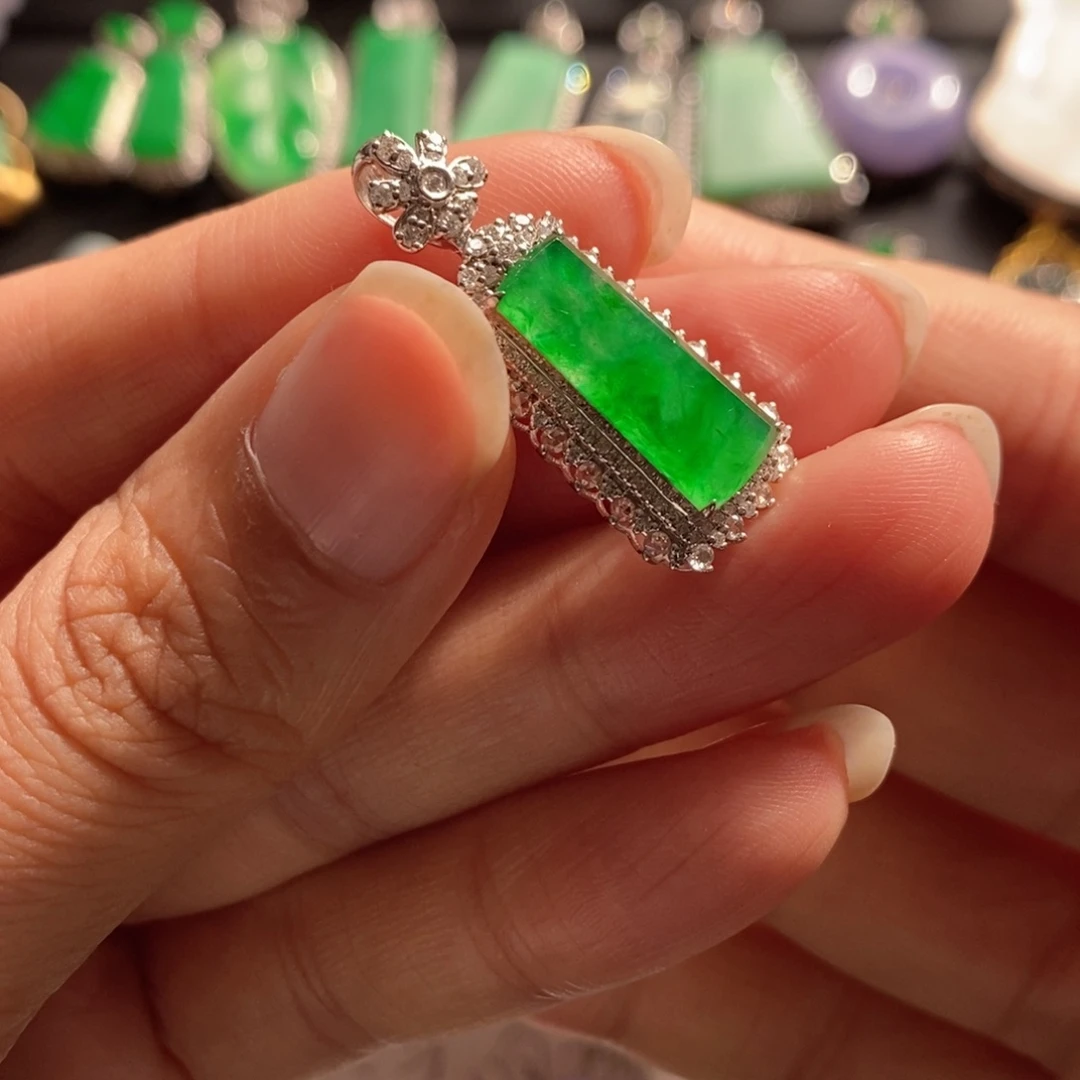 翡翠18K金镶嵌颈饰缅甸