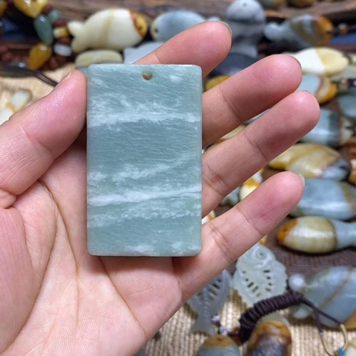 蜡****蛇纹石玉未镶嵌颈饰