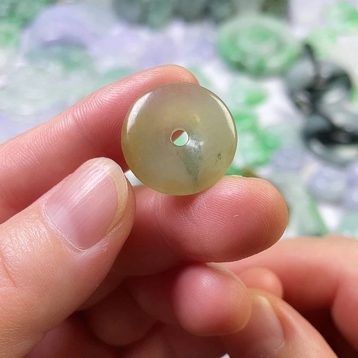 翡翠未镶嵌颈饰平安扣