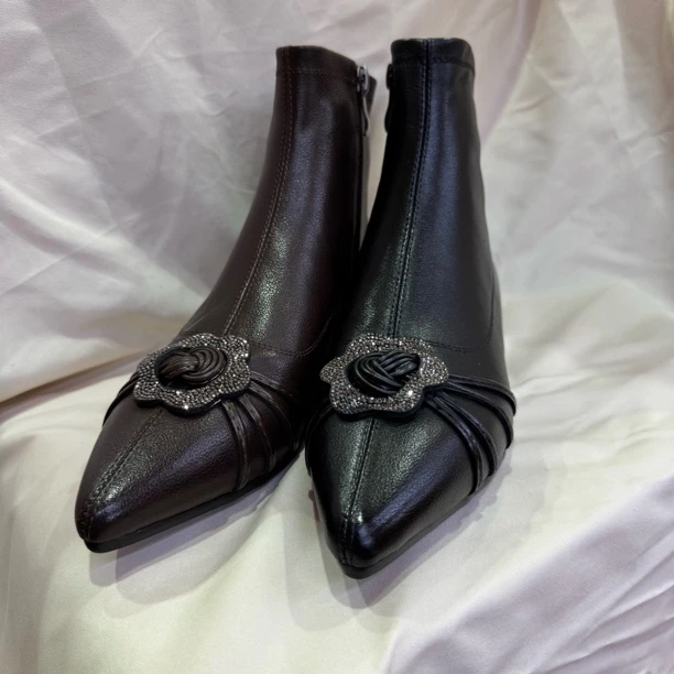 2025年女士平根真皮短靴