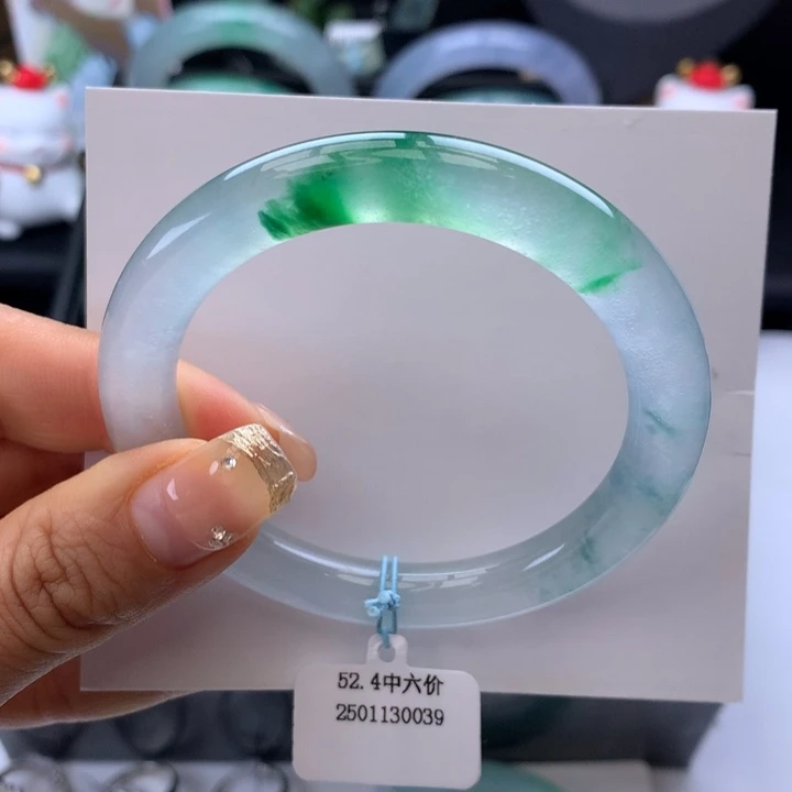 翡翠手镯未镶嵌玻璃种飘绿圆条