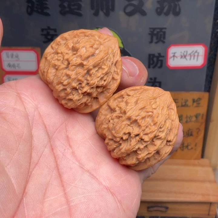 文玩核桃吊坠红狮子38全品经典老品种