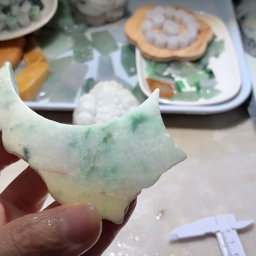 翡翠未镶嵌颈饰边角料