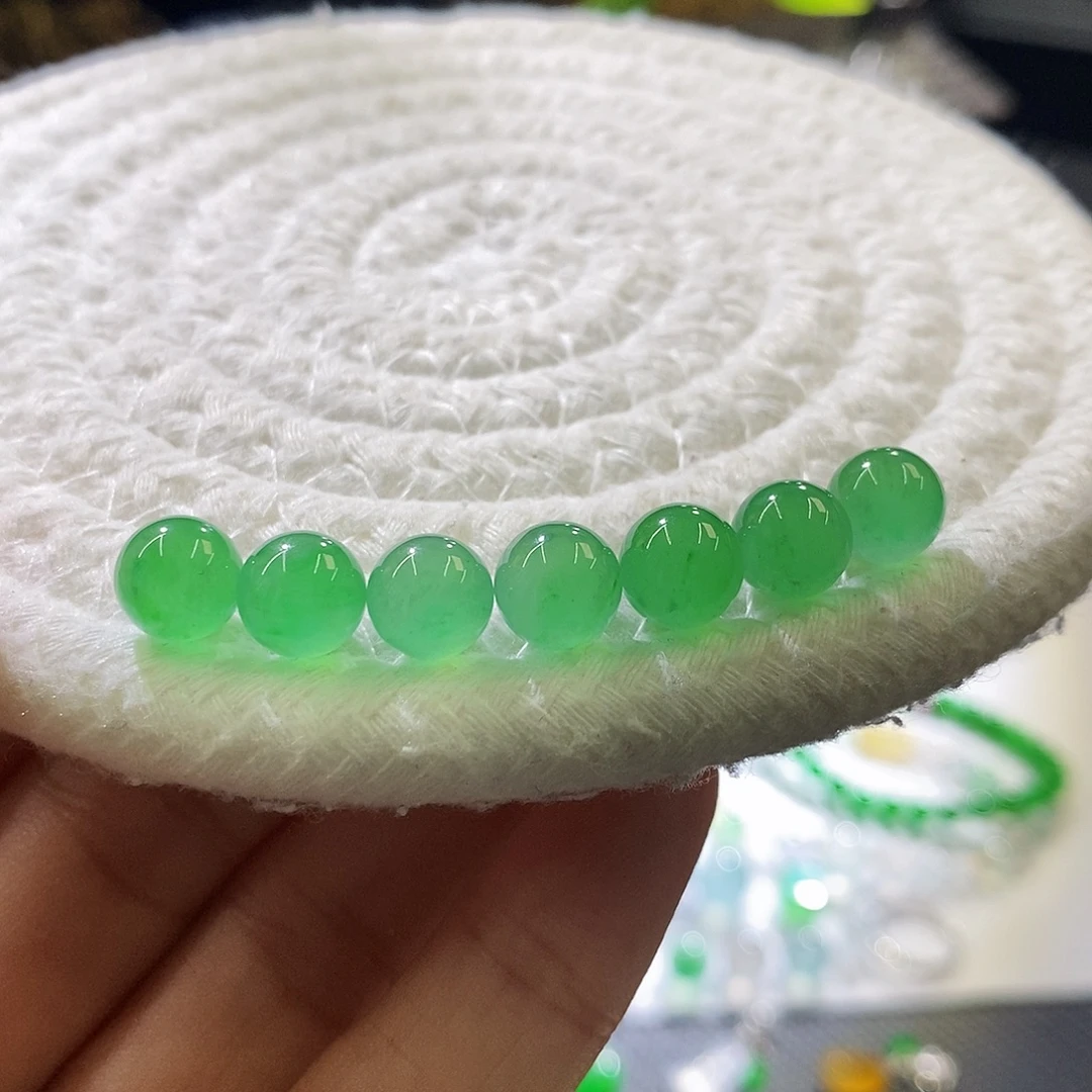 翡翠未镶嵌挂件多样发其一