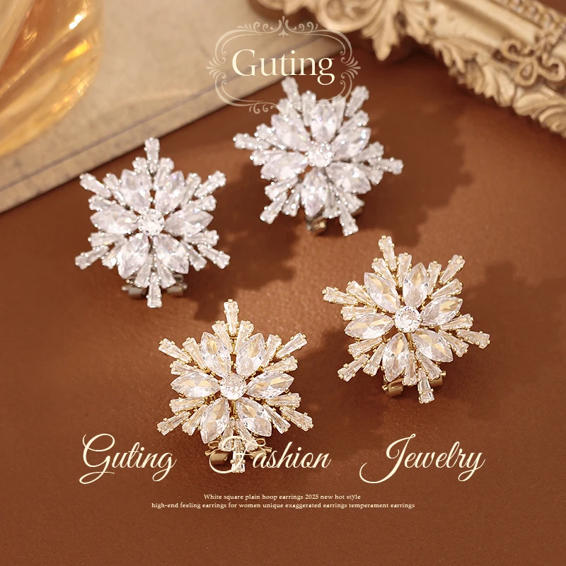 铜合金合成锆石耳饰 23229金色雪花圣诞耳环女轻奢高级感耳钉耳饰