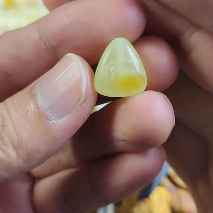 琥珀未镶嵌裸石背云