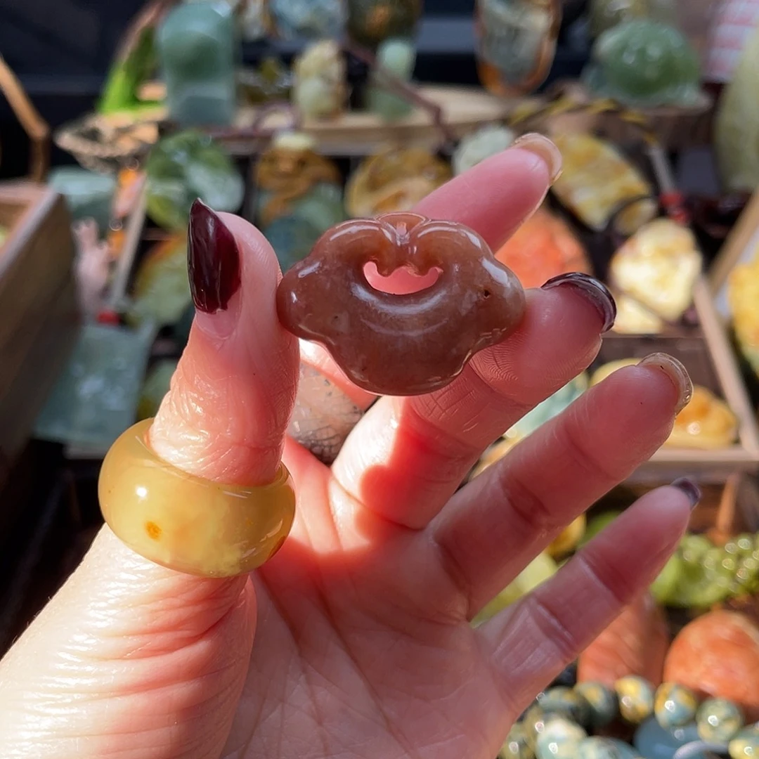 蛇纹石玉颈饰未镶嵌辽阳红锁头有个矿坑