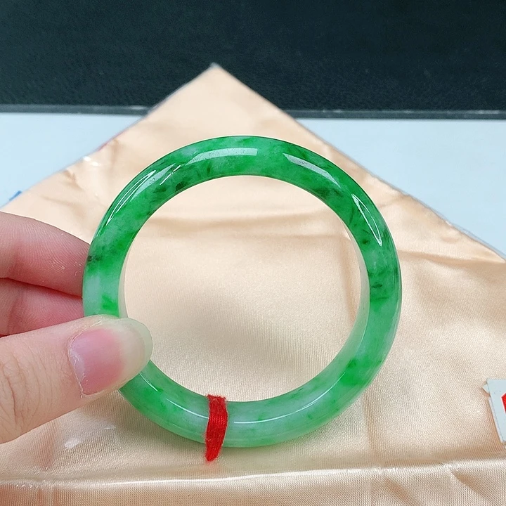 翡翠手镯未镶嵌翡翠