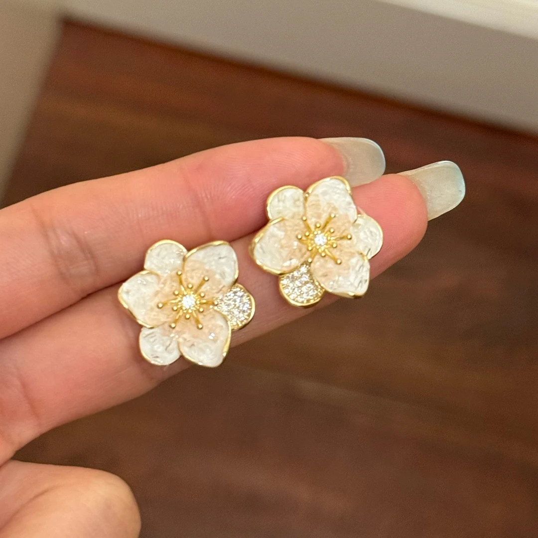 铜合金合成锆石耳饰 E0016 日韩精致耳饰温柔白色花卉女耳钉超仙