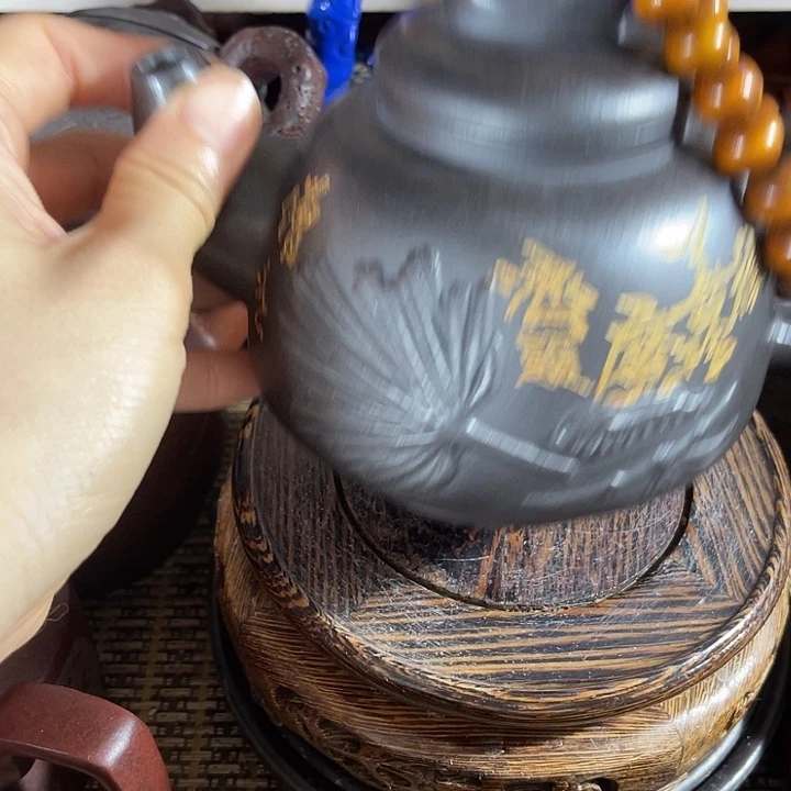 茶壶紫砂原矿泥料手工制作的一把紫砂壶。