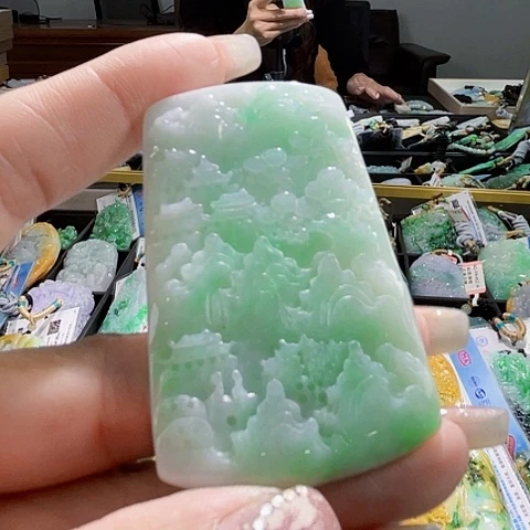 翡翠未镶嵌颈饰一个