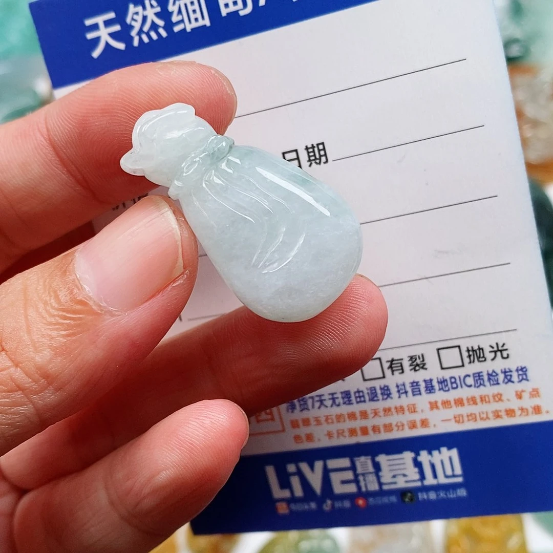 翡翠未镶嵌颈饰钱袋子
