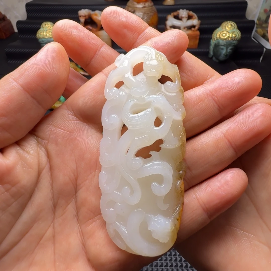 L***哥和田玉未镶嵌颈饰