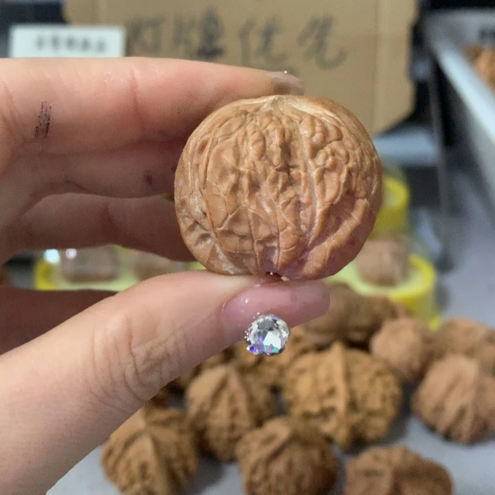 鸿***吊坠文玩核桃异形单只，有瑕疵