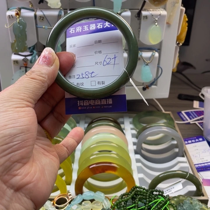 梦***莓和田玉未镶嵌手镯