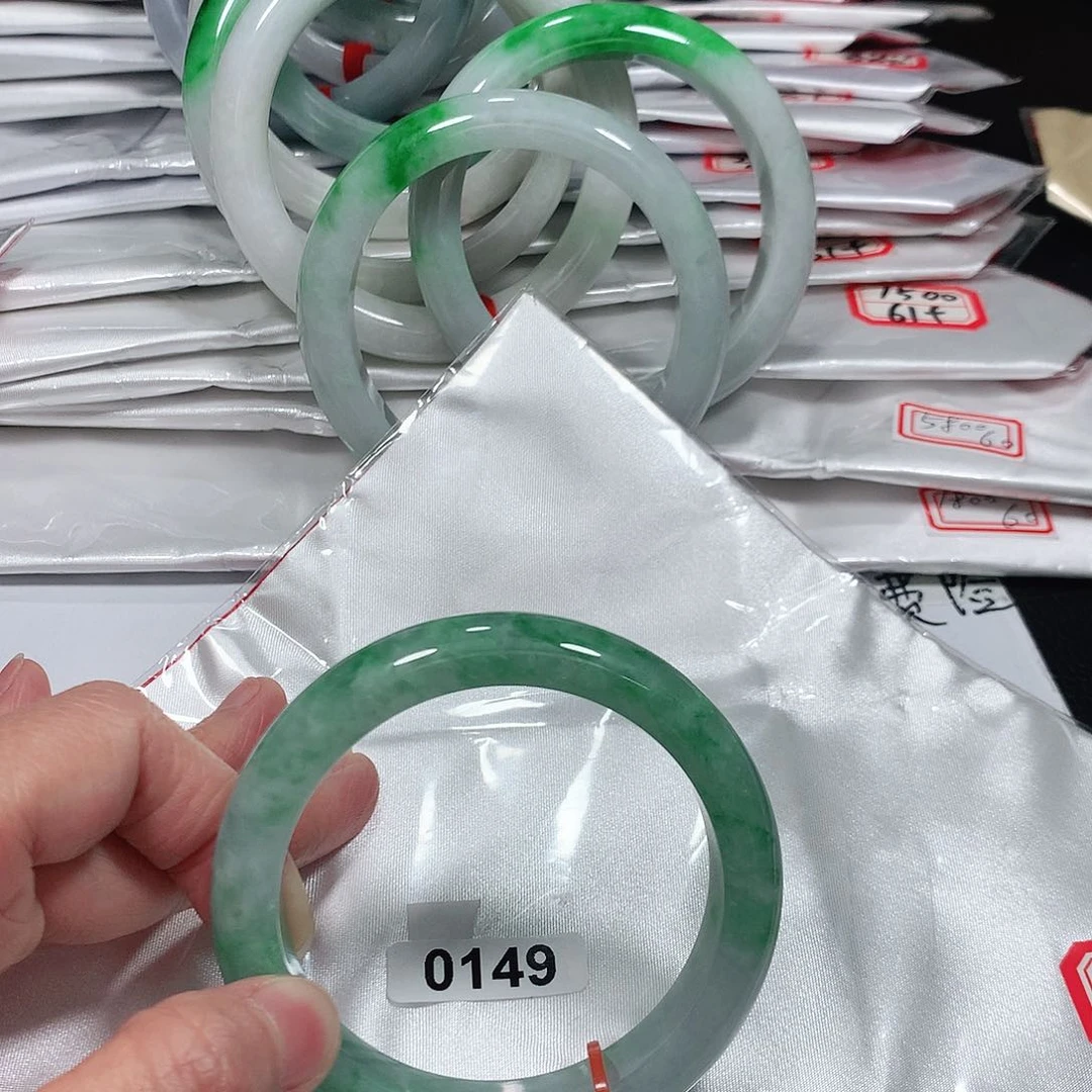 翡翠手镯未镶嵌天然缅甸A货翡翠手镯