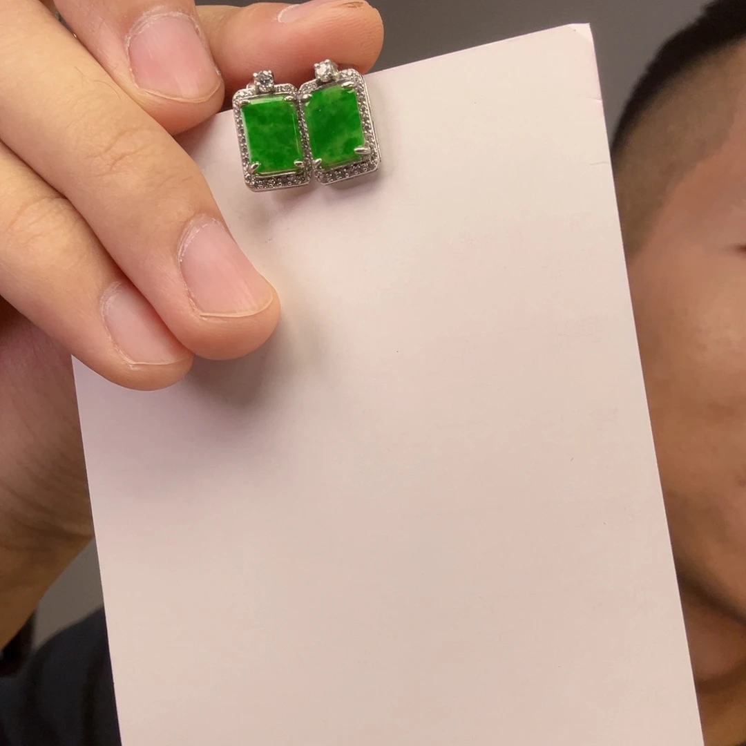 翡翠未镶嵌颈饰一对