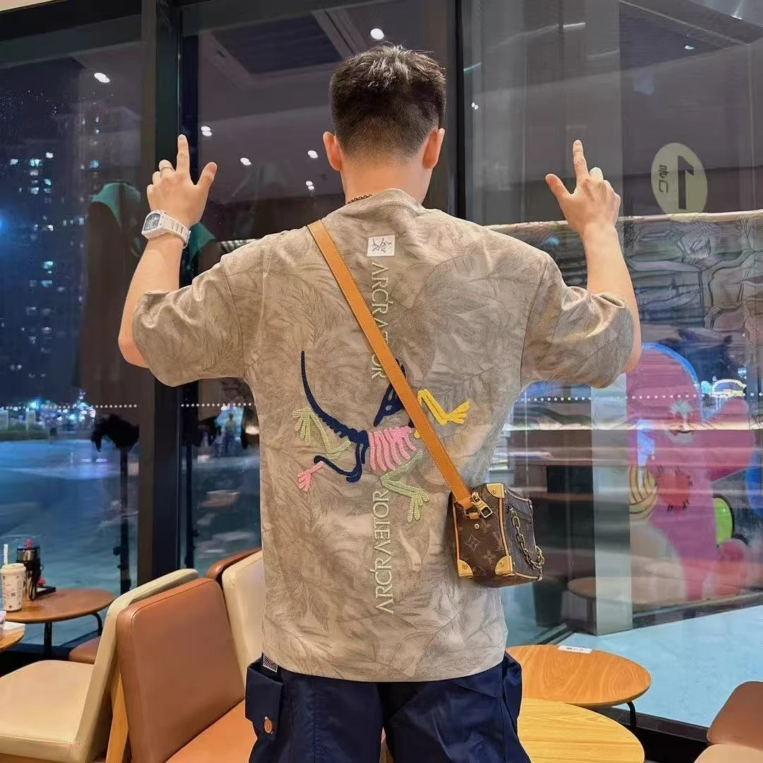 新款流行潮牌T恤半截袖轻奢休闲炫彩刺绣字母暗花半袖男士上衣