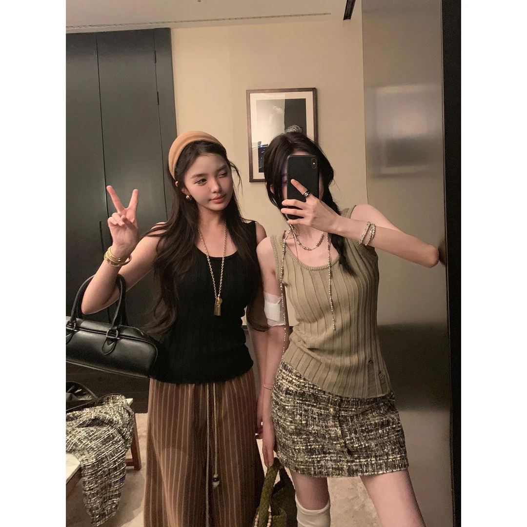 区区欧阳 坑条针织吊带背心女春季新款内搭修身显瘦辣妹破洞上衣