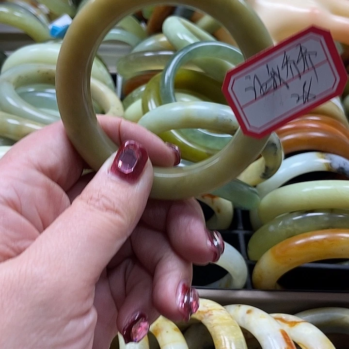 蛇纹石玉手镯未镶嵌让****?