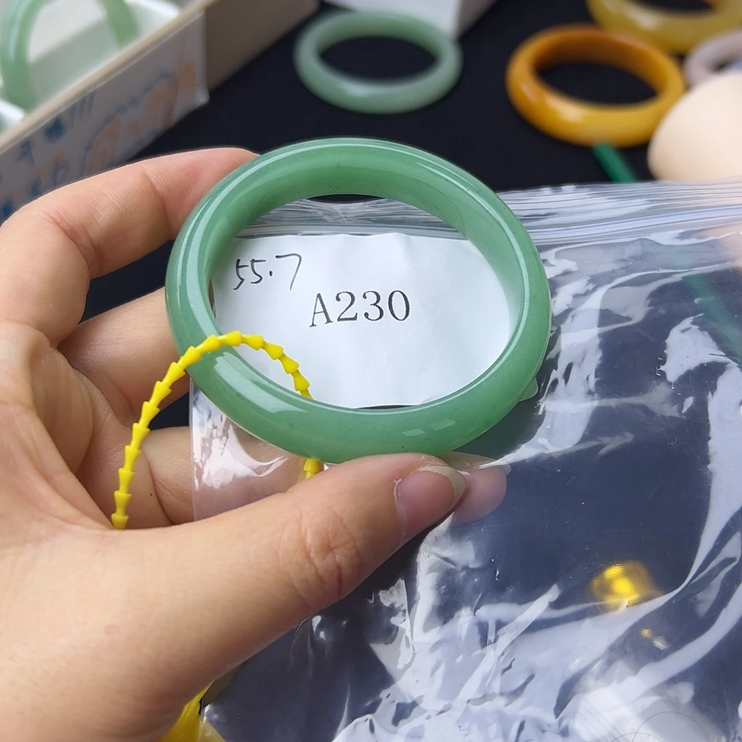 石英质玉未镶嵌手镯