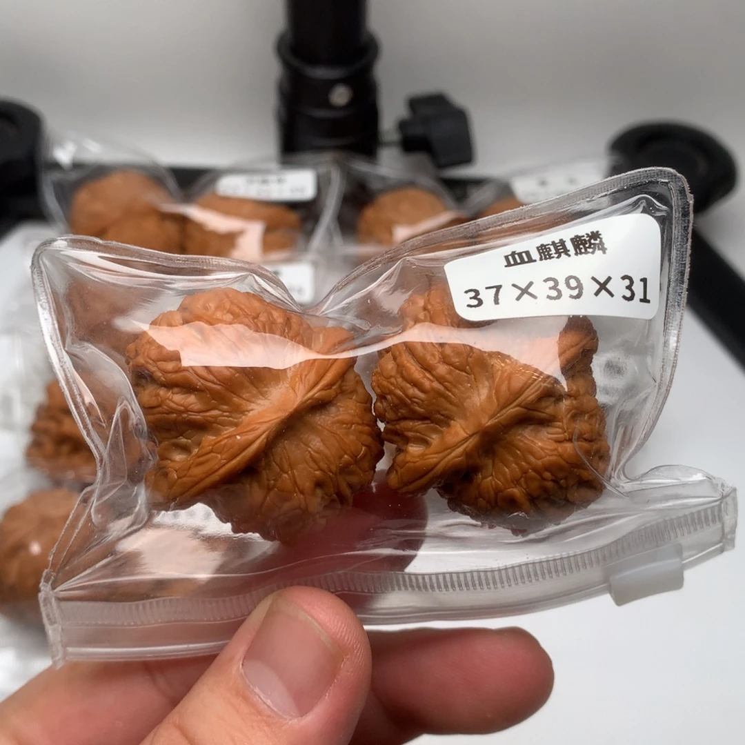 文玩核桃吊坠血麒麟