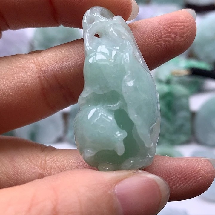 翡翠未镶嵌颈饰和和美美年年有余两面工艺福利