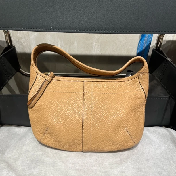 95新 COACH/蔻驰 复燃精选/奶茶色hobo单肩包
