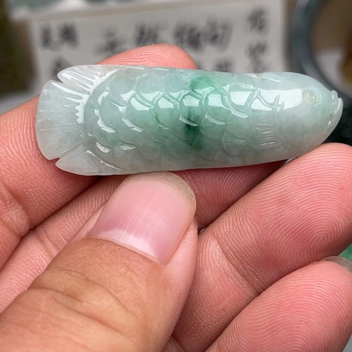 翡翠未镶嵌颈饰鱼