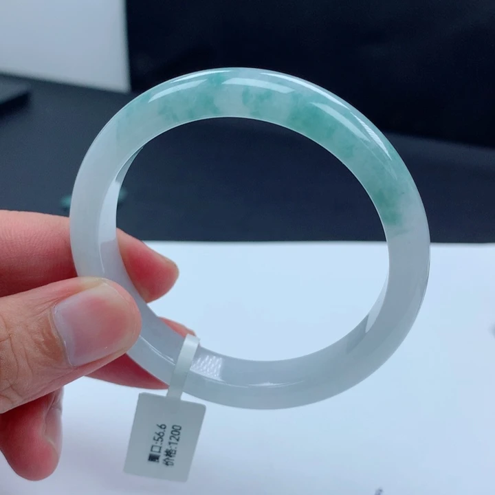 翡翠手镯未镶嵌56飘花