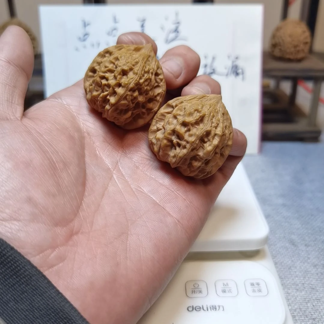 文玩核桃把件梨木台