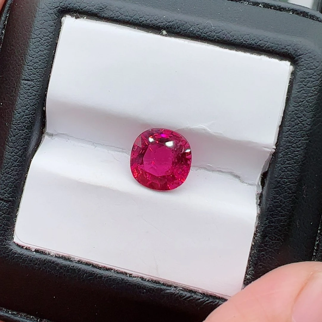 红色碧玺2.52克拉卢比来裸石未镶嵌