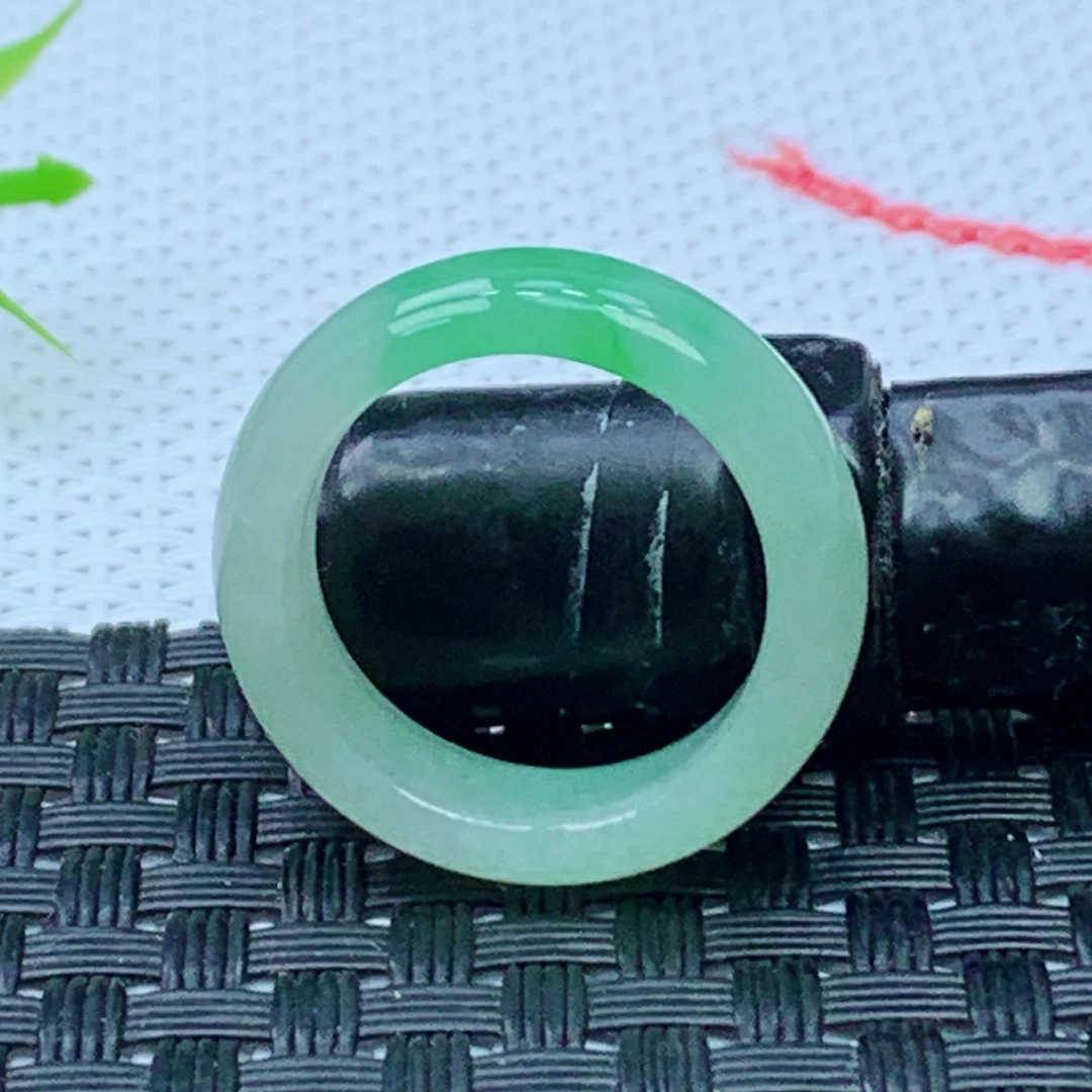 缅甸天然A货翡翠  飘阳绿素面玉戒圈戒指 内径17.2 mm 编号1642