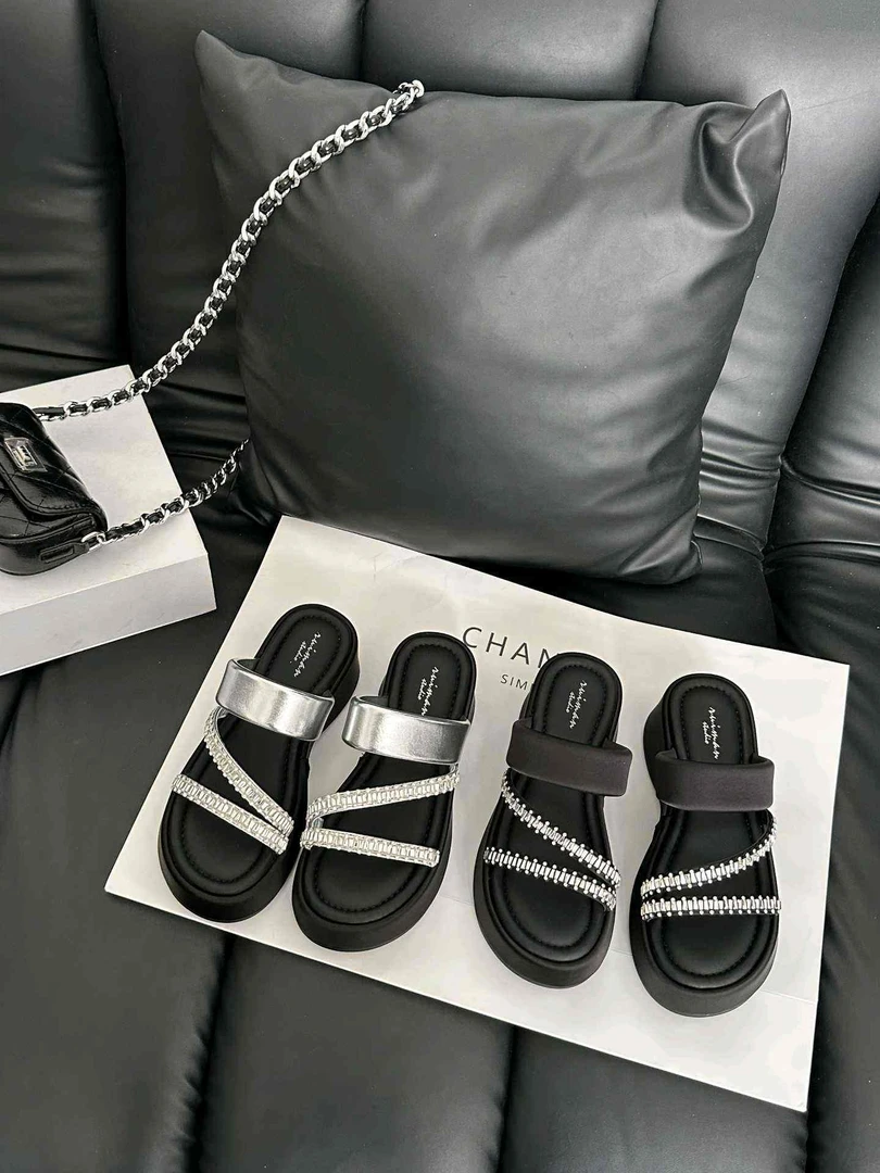 10-183时尚女鞋耐脏水钻凉拖鞋平底夏季一字拖平跟厚底法式