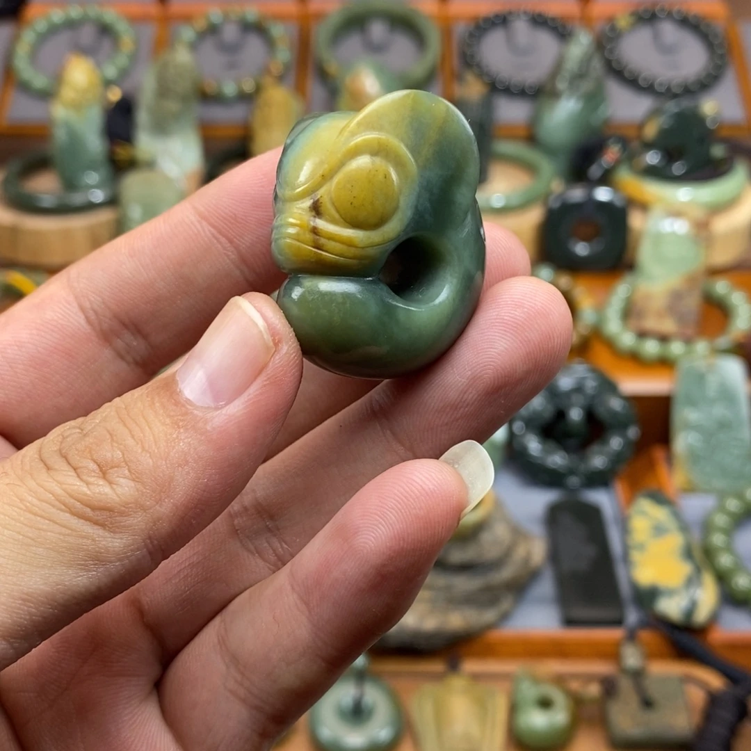 吊坠(赠链)未镶嵌岫岩河磨玉（透闪石质玉）