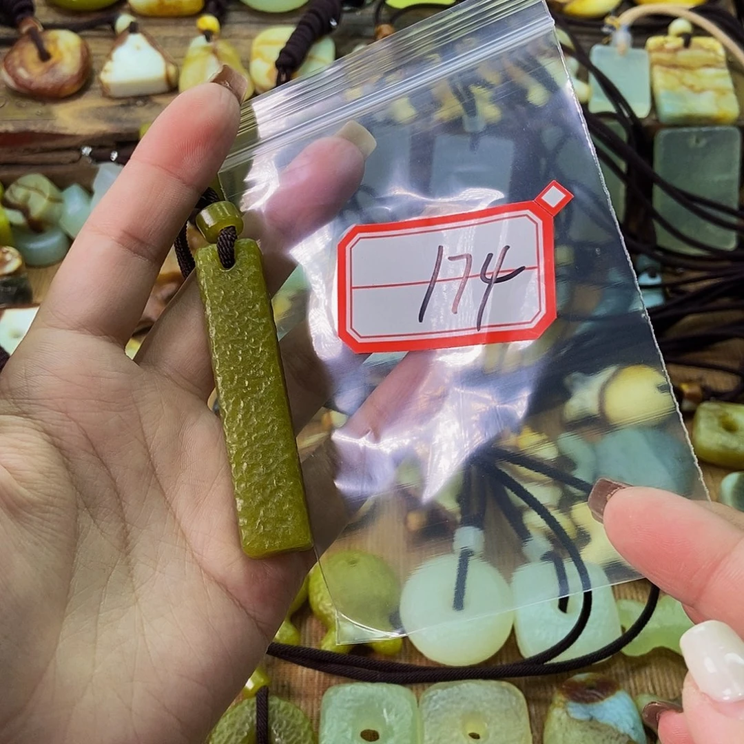未镶嵌蛇纹石玉挂件宴*蘇