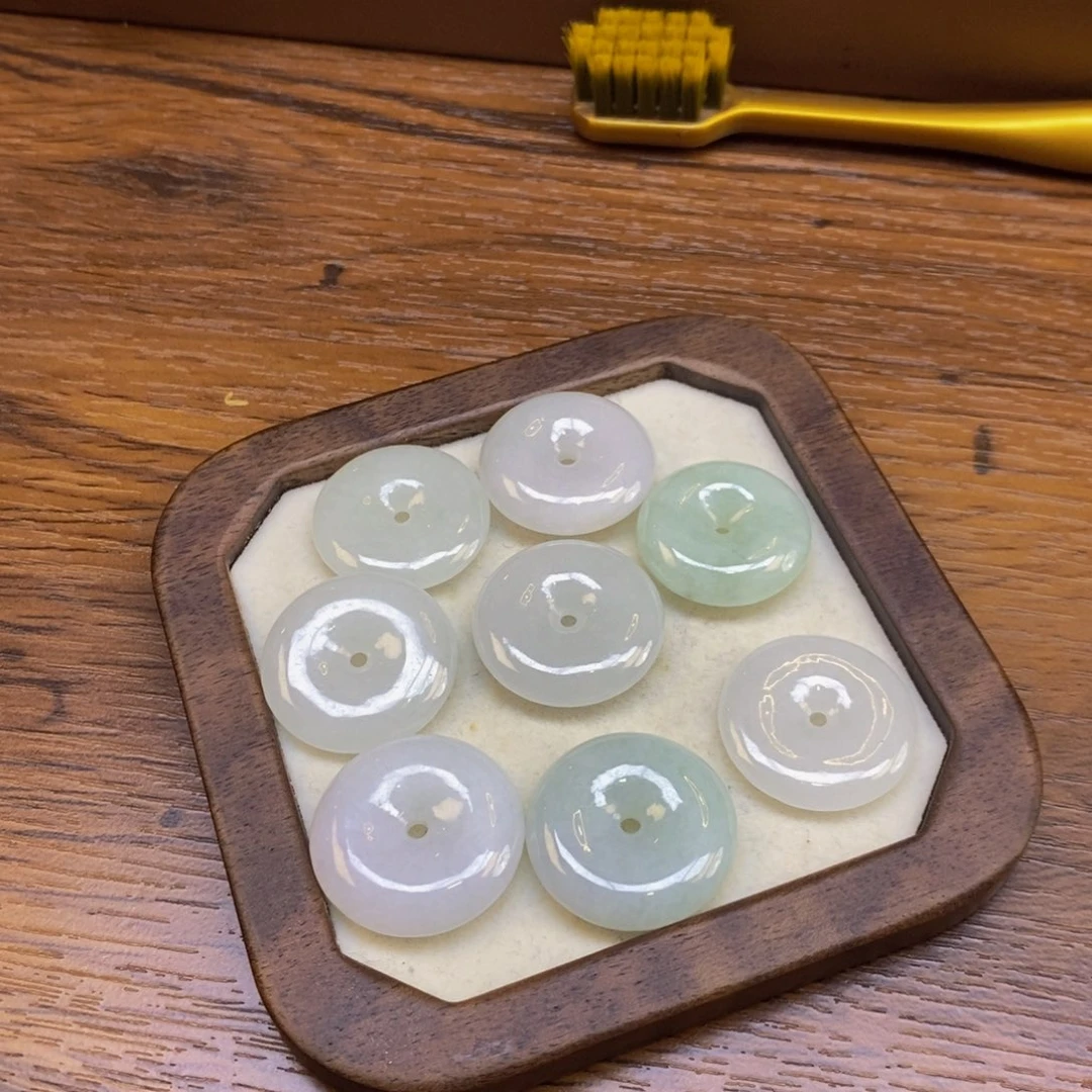 翡翠未镶嵌颈饰平安扣 多样性发其一